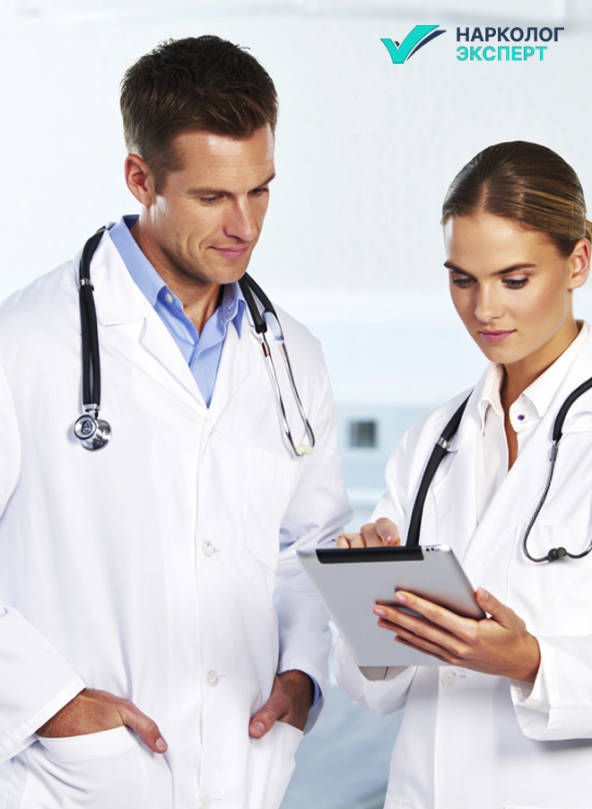 два врача читают карточку пациента